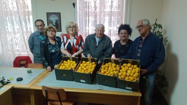 ПУНО СРЦЕ НЕМА ЦЕНУ: Породица Смердов из Вршца годинама посвећена хуманитарном раду, ове године поделили 7.500 бесплатних ужина ПУНО СРЦЕ НЕМА ЦЕНУ: Породица Смердов из Вршца годинама посвећена хуманитарном раду, ове године поделили 7.500 бесплатних ужина
