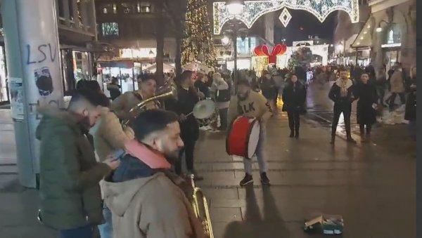 ПРЕТПРАЗНИЧНА АТМОСФЕРА У ПРЕСТОНИЦИ: Труба одјекује Кнез Михаиловом, Београђани ђускају уз Несаницу (ВИДЕО) ПРЕТПРАЗНИЧНА АТМОСФЕРА У ПРЕСТОНИЦИ: Труба одјекује Кнез Михаиловом, Београђани ђускају уз Несаницу (ВИДЕО)