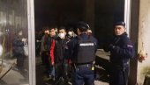 AKCIJA BEOGRADSKE POLICIJE: Ilegalni migranti izmešteni u prihvatni centar (FOTO) AKCIJA BEOGRADSKE POLICIJE: Ilegalni migranti izmešteni u prihvatni centar (FOTO)