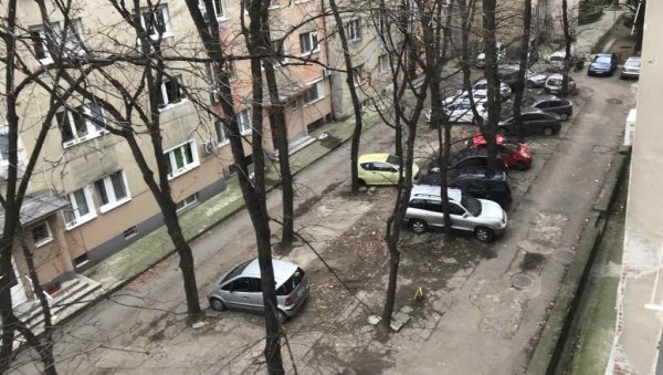 НЕ ПАРКИРАЈ, ЗВАЋУ ДЕЦУ: Београђани се на разне начине боре против возила испред својих домова (ФОТО) НЕ ПАРКИРАЈ, ЗВАЋУ ДЕЦУ: Београђани се на разне начине боре против возила испред својих домова (ФОТО)