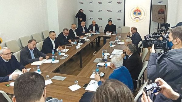 РАЗЛАЗ У ОПОЗИЦИЈИ? СДС, ПДП и СПС игнорисали састанак који је организовао ДНС РАЗЛАЗ У ОПОЗИЦИЈИ? СДС, ПДП и СПС игнорисали састанак који је организовао ДНС
