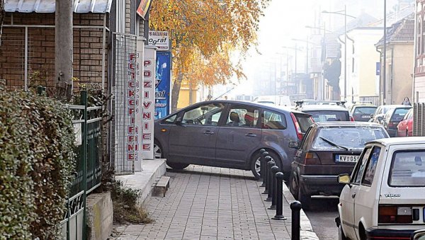 СКУПШТИНСКА ВЕЋИНА ПАРКИРАЛА ПАУК: Одлука о јавним паркиралиштима повучена из дневног реда парламента у Краљеву СКУПШТИНСКА ВЕЋИНА ПАРКИРАЛА ПАУК: Одлука о јавним паркиралиштима повучена из дневног реда парламента у Краљеву