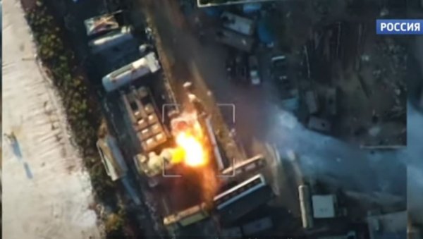 РУСКЕ КАМИКАЗЕ ПОНОВО У АКЦИЈИ: Државна телевизија објавила снимак - Ланцет деловао у Сирији (ВИДЕО) РУСКЕ КАМИКАЗЕ ПОНОВО У АКЦИЈИ: Државна телевизија објавила снимак - Ланцет деловао у Сирији (ВИДЕО)