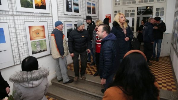 ИЗЛОЖБА СЕДАМ ЧЛАНИЦА ГРУПЕ АРТ ТИМ: Од синоћ 36 радова краси параћинску Галерију У пролазу ИЗЛОЖБА СЕДАМ ЧЛАНИЦА ГРУПЕ АРТ ТИМ: Од синоћ 36 радова краси параћинску Галерију У пролазу