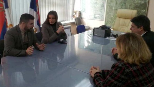 ПОСЕТА ПОСЛАНИЦЕ САЊЕ ЛАКИЋ ПАРАЋИНУ: Уручена донација Дому за тешко ометене женске особе у Извору ПОСЕТА ПОСЛАНИЦЕ САЊЕ ЛАКИЋ ПАРАЋИНУ: Уручена донација Дому за тешко ометене женске особе у Извору