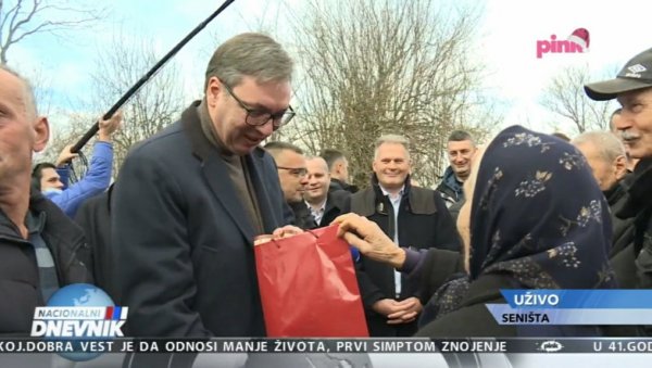 ЛЕП ПОКЛОН ЗА ПРЕДСЕДНИКА: Бака даривала Вучићу вунене чарапе и ракију (ФОТО) ЛЕП ПОКЛОН ЗА ПРЕДСЕДНИКА: Бака даривала Вучићу вунене чарапе и ракију (ФОТО)