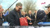 LEP POKLON ZA PREDSEDNIKA: Baka darivala Vučiću vunene čarape i rakiju (FOTO) LEP POKLON ZA PREDSEDNIKA: Baka darivala Vučiću vunene čarape i rakiju (FOTO)