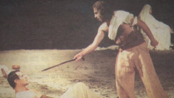ОБЕЛЕЖАВА СЕ ВЕЛИКИ ЈУБИЛЕЈ: Две деценије од премијере Симовићеве Хасанагинице у Народном позоришту ОБЕЛЕЖАВА СЕ ВЕЛИКИ ЈУБИЛЕЈ: Две деценије од премијере Симовићеве Хасанагинице у Народном позоришту