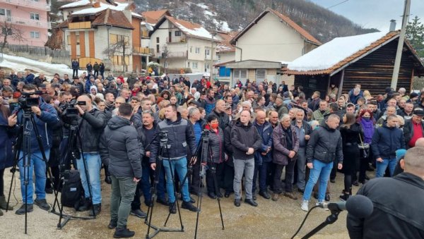 ОКУПЉЕНИ ГРАЂАНИ ЧЕКАЈУ ПРЕДСЕДНИКА: Вучић ће данас посетити школу „Живко Љујић” у Новој Вароши (ФОТО/ВИДЕО) ОКУПЉЕНИ ГРАЂАНИ ЧЕКАЈУ ПРЕДСЕДНИКА: Вучић ће данас посетити школу „Живко Љујић” у Новој Вароши (ФОТО/ВИДЕО)