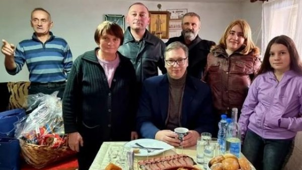 ХВАЛА НА ДИВНОМ ДОЧЕКУ! Маринковићи припредили домаћинску гозбу за председника, Вучић се захвалио (ФОТО) ХВАЛА НА ДИВНОМ ДОЧЕКУ! Маринковићи припредили домаћинску гозбу за председника, Вучић се захвалио (ФОТО)