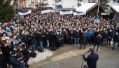 VUČIĆA DOČEKAO VELIKI BROJ GRAĐANA: Predsednik obišao školu u Novoj Varoši