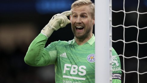 NAJLUĐI AUTOGOL SVIH VREMENA! Golman šutirao sa pola terena, pogodio prečku - lopta se odbila i ušla u njegov gol! (VIDEO) NAJLUĐI AUTOGOL SVIH VREMENA! Golman šutirao sa pola terena, pogodio prečku - lopta se odbila i ušla u njegov gol! (VIDEO)