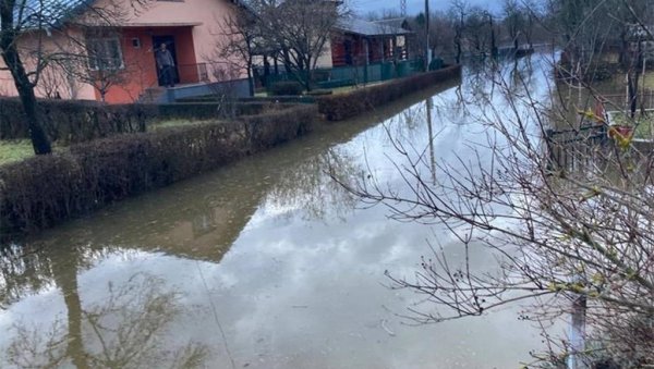 ВЕЛИКЕ ПОПЛАВЕ ОКО ГОСПИЋА: Више кућа под водом ВЕЛИКЕ ПОПЛАВЕ ОКО ГОСПИЋА: Више кућа под водом