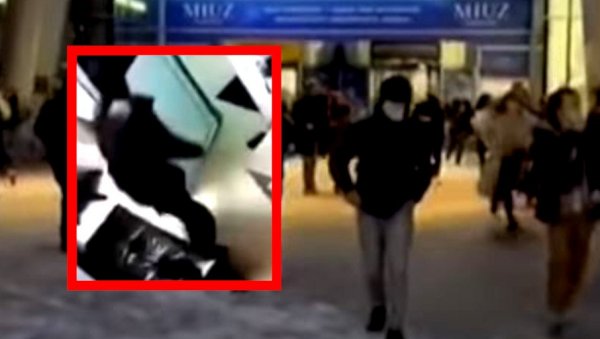МУШКАРАЦ СА БОМБОМ У ТРЖНОМ ЦЕНТРУ! Снимци хаоса у Москви, обезбеђење се разбежало - посетиоци евакуисани (ВИДЕО) МУШКАРАЦ СА БОМБОМ У ТРЖНОМ ЦЕНТРУ! Снимци хаоса у Москви, обезбеђење се разбежало - посетиоци евакуисани (ВИДЕО)