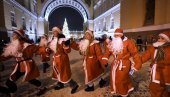 ПРАЗНИЧНА МАГИЈА У РУСИЈИ: Деда мразови се тркали у Санкт Петербургу на минус 16 (ФОТО) ПРАЗНИЧНА МАГИЈА У РУСИЈИ: Деда мразови се тркали у Санкт Петербургу на минус 16 (ФОТО)