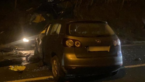 ПРВЕ ФОТОГРАФИЈЕ НЕСРЕЋЕ У НОВОМ ПАЗАРУ: Предњи део аутомобила смрскан, друго возило слетело са пута (ФОТО) ПРВЕ ФОТОГРАФИЈЕ НЕСРЕЋЕ У НОВОМ ПАЗАРУ: Предњи део аутомобила смрскан, друго возило слетело са пута (ФОТО)