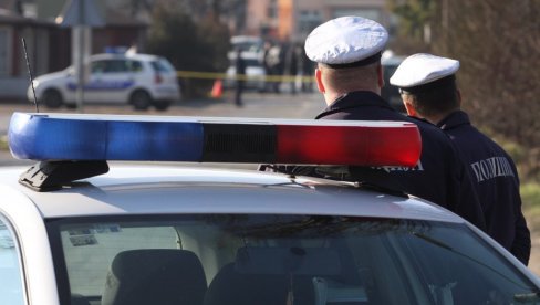 PUCNJAVA U OSNOVNOJ ŠKOLI U BiH: Učenik iz pištolja upucao radnika škole u Lukavcu PUCNJAVA U OSNOVNOJ ŠKOLI U BiH: Učenik iz pištolja upucao radnika škole u Lukavcu