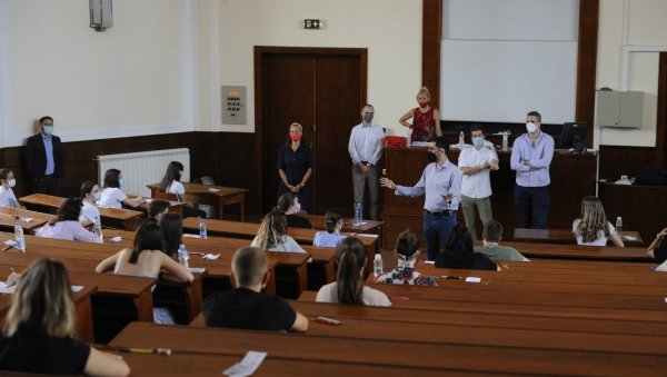 ШАНСА ДА МЛАДИ СА ДИПЛОМОМ ОСТАНУ: Пореска правила која се примењују од идуће године могла би да олакшају пословање и иноватним стартапима ШАНСА ДА МЛАДИ СА ДИПЛОМОМ ОСТАНУ: Пореска правила која се примењују од идуће године могла би да олакшају пословање и иноватним стартапима