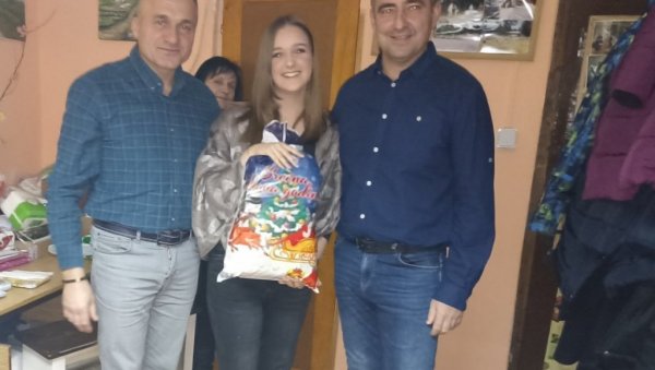 ДАРОВИ ЗА СРЕЋНИЈЕ ПРАЗНИКЕ Друштво за борбу против шећерне болести из Краљева обрадовало најмлађе чланове ДАРОВИ ЗА СРЕЋНИЈЕ ПРАЗНИКЕ Друштво за борбу против шећерне болести из Краљева обрадовало најмлађе чланове
