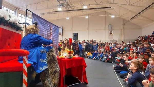 ПОДЕЛИЛИ 1.200 ПАКЕТИЋА: Општина Алибунар приредила празнични спектакл за најмађе суграђане ПОДЕЛИЛИ 1.200 ПАКЕТИЋА: Општина Алибунар приредила празнични спектакл за најмађе суграђане