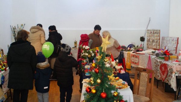ПРОДАЈУ КОЛАЧЕ ЗА ПОМОЋ УГРОЖЕНИМА: Хуманост на новогодишњем базару у Белој Цркви ПРОДАЈУ КОЛАЧЕ ЗА ПОМОЋ УГРОЖЕНИМА: Хуманост на новогодишњем базару у Белој Цркви