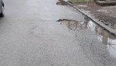 РУПЕ СЕ ОТВАРАЈУ ШИРОМ ГРАДА: Дневно од 10 до 20 пријава због оштећења коловоза РУПЕ СЕ ОТВАРАЈУ ШИРОМ ГРАДА: Дневно од 10 до 20 пријава због оштећења коловоза