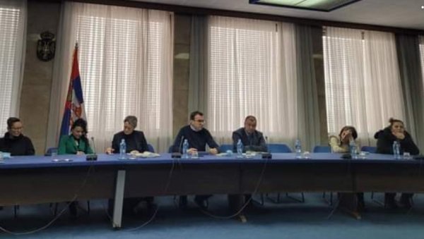 ПЕТКОВИЋ РАЗГОВАРАО СА СРБИМА СА КиМ: Мештани из више општина дошли у Београд како би изнели своје проблеме (ФОТО/ВИДЕО) ПЕТКОВИЋ РАЗГОВАРАО СА СРБИМА СА КиМ: Мештани из више општина дошли у Београд како би изнели своје проблеме (ФОТО/ВИДЕО)