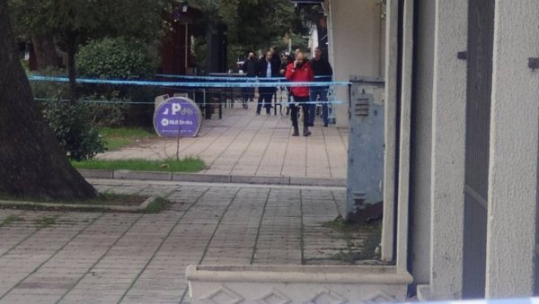 ОКОНЧАНА ДРАМА У БАРУ: На лице места дошла и мајка којој је позлило - хитно превезена у болницу ОКОНЧАНА ДРАМА У БАРУ: На лице места дошла и мајка којој је позлило - хитно превезена у болницу