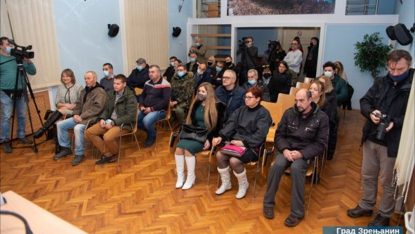 ЗРЕЊАНИН ДОДЕЛИО СРЕДСТА: За органску пољопривредну производњу и пчеларство 2,7 милиона динара ЗРЕЊАНИН ДОДЕЛИО СРЕДСТА: За органску пољопривредну производњу и пчеларство 2,7 милиона динара