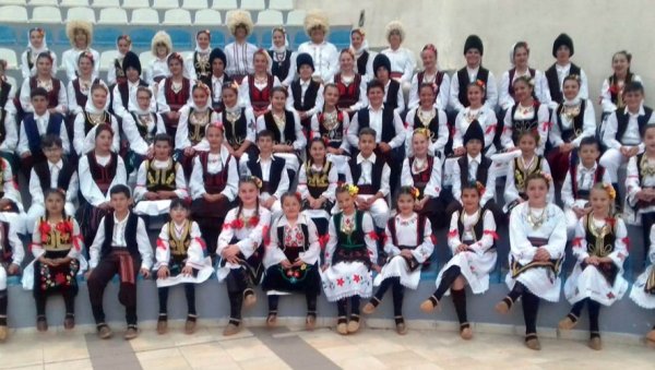 СВЕТОСАВСКИ КОНЦЕРТ ОГРЛИЦЕ ОД БИСЕРА: Традиционалне народне песме на сцени КЦ Чукарица СВЕТОСАВСКИ КОНЦЕРТ ОГРЛИЦЕ ОД БИСЕРА: Традиционалне народне песме на сцени КЦ Чукарица