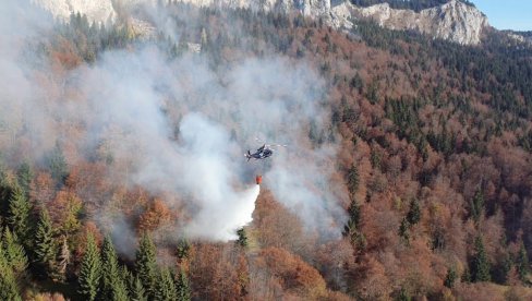UDAR GROMA AKTIVIRAO POŽAR: Gori kod Trebinja UDAR GROMA AKTIVIRAO POŽAR: Gori kod Trebinja
