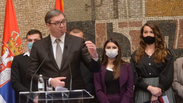 ЖЕЛИМО ДА МЛАДИ МЕДИЦИНАРИ ОСТАНУ У СРБИЈИ Вучић уручио уговоре о запослењу дипломцима: Својим радом показали да су испред осталих (ВИДЕО) ЖЕЛИМО ДА МЛАДИ МЕДИЦИНАРИ ОСТАНУ У СРБИЈИ Вучић уручио уговоре о запослењу дипломцима: Својим радом показали да су испред осталих (ВИДЕО)