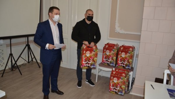 ПОМОЋ ЗА ТЕШКО БОЛЕСНУ ДЕЦУ: Општина Велико Градиште уштедела на уличној декорацији, па новац преусмерила за малишане ПОМОЋ ЗА ТЕШКО БОЛЕСНУ ДЕЦУ: Општина Велико Градиште уштедела на уличној декорацији, па новац преусмерила за малишане