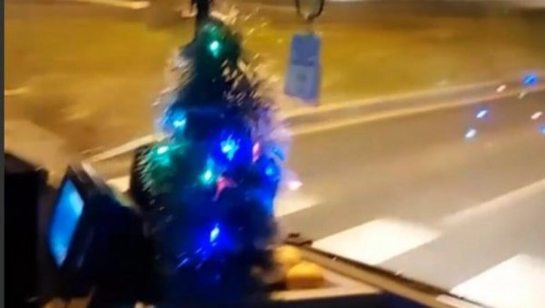 СНИМАК СА ТРОШАРИНЕ ЗАПАЛИО ДРУШТВЕНЕ МРЕЖЕ: Кад видите возача, биће вам јасно и зашто (ВИДЕО) СНИМАК СА ТРОШАРИНЕ ЗАПАЛИО ДРУШТВЕНЕ МРЕЖЕ: Кад видите возача, биће вам јасно и зашто (ВИДЕО)