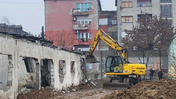 СРУШЕН ИСКРИВЉЕНИ ЗИД ФАБРИКЕ ИМПА: Багер уклонио бесправни, напуштени објекат у Улици Милана Узелца СРУШЕН ИСКРИВЉЕНИ ЗИД ФАБРИКЕ ИМПА: Багер уклонио бесправни, напуштени објекат у Улици Милана Узелца