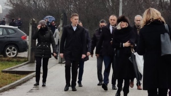КОЛЕГЕ СЕ ОПРАШТАЈУ ОД БРАНКА МАРИНКОВИЋА: Мартиновић међу првима дошао да се опрости од заменика секретара Скупштине (ФОТО/ВИДЕО) КОЛЕГЕ СЕ ОПРАШТАЈУ ОД БРАНКА МАРИНКОВИЋА: Мартиновић међу првима дошао да се опрости од заменика секретара Скупштине (ФОТО/ВИДЕО)