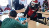 SLATKIŠI, IGRAČKE, GARDEROBA: Crveni krst Paraćin počeo podelu prazničnih paketića SLATKIŠI, IGRAČKE, GARDEROBA: Crveni krst Paraćin počeo podelu prazničnih paketića