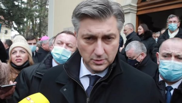 АНДРЕЈ ПЛЕНКОВИЋ ДОБИО ШТА ЈЕ ЗАСЛУЖИО: Премијер Хрватске гађан грудвом и извиждан на Банији - Хоћемо обнову! АНДРЕЈ ПЛЕНКОВИЋ ДОБИО ШТА ЈЕ ЗАСЛУЖИО: Премијер Хрватске гађан грудвом и извиждан на Банији - Хоћемо обнову!