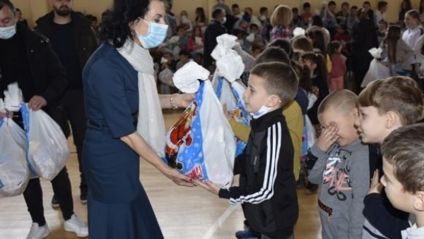 ПАКЕТИЋИ ЗА УЧЕНИКЕ ОСНОВНИХ ШКОЛА:Општина Грачаница обрадовала најмлађе суграђане ПАКЕТИЋИ ЗА УЧЕНИКЕ ОСНОВНИХ ШКОЛА:Општина Грачаница обрадовала најмлађе суграђане
