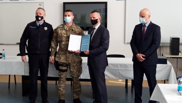 РИЗИКОВАЛИ СВОЈ ДА СПАСУ ТУЂЕ ЖИВОТЕ: Уручене захвалнице 31 полицајцу из МУП РС који су се истакли помажући грађанима РИЗИКОВАЛИ СВОЈ ДА СПАСУ ТУЂЕ ЖИВОТЕ: Уручене захвалнице 31 полицајцу из МУП РС који су се истакли помажући грађанима