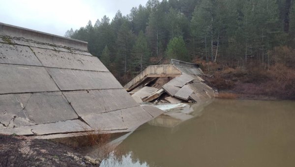 ЕКОЛОШКА КАТАСТРОФА У ЧИЛЕУ: Пукла брана и излила се отровна вода из рудника бакра (ВИДЕО/ФОТО) ЕКОЛОШКА КАТАСТРОФА У ЧИЛЕУ: Пукла брана и излила се отровна вода из рудника бакра (ВИДЕО/ФОТО)