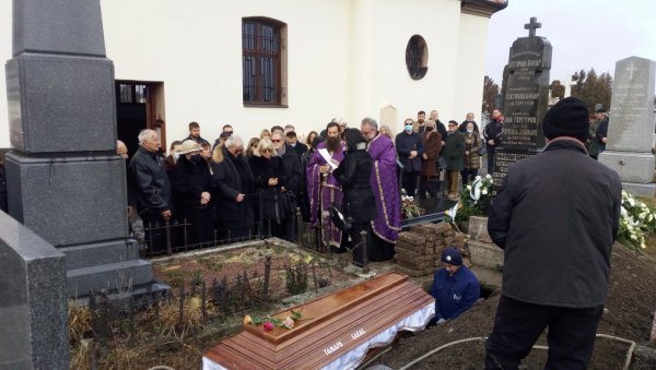 ПОСЛЕДЊЕ ЗБОГОМ ГРОФИЦИ ИЗ СОМБОРА: Чувена манекенка Тамара Бакић сахрањена на гробљу у родном граду ПОСЛЕДЊЕ ЗБОГОМ ГРОФИЦИ ИЗ СОМБОРА: Чувена манекенка Тамара Бакић сахрањена на гробљу у родном граду