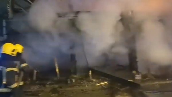 ИМА ПОВРЕЂЕНИХ У ЕКСПЛОЗИЈИ НА НОВОМ БЕОГРАДУ: Ресторан потпуно изгорео, траје борба са ватреном стихијом (ВИДЕО) ИМА ПОВРЕЂЕНИХ У ЕКСПЛОЗИЈИ НА НОВОМ БЕОГРАДУ: Ресторан потпуно изгорео, траје борба са ватреном стихијом (ВИДЕО)