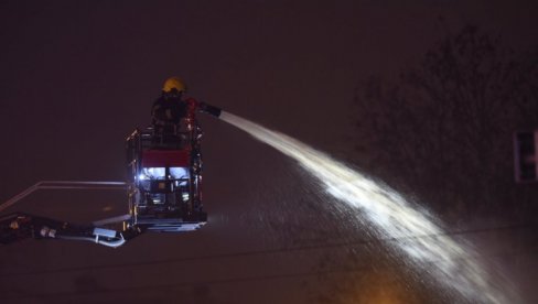 ВЕЛИКИ ПОЖАР КОД МАЛОГ ПОЖАРЕВЦА: Цело брдо у пламену, прети да се прошири ка ауто-путу (ВИДЕО)