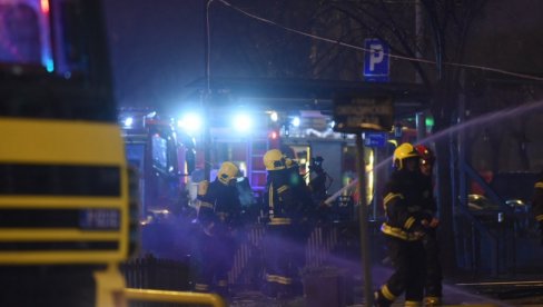 POŽAR U BULEVARU ZORANA ĐINĐIĆA: Evakuisana žena iz stana koji je goreo POŽAR U BULEVARU ZORANA ĐINĐIĆA: Evakuisana žena iz stana koji je goreo