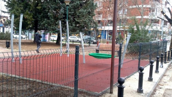 У СУНЧАНОМ ПАРКУ У ПОЖАРЕВЦУ: Обновљено и ограђено дечје игралиште У СУНЧАНОМ ПАРКУ У ПОЖАРЕВЦУ: Обновљено и ограђено дечје игралиште