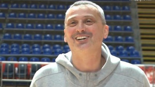 КАД ВИДИТЕ РАДОЊИЋА, ЗАБОРАВИЋЕТЕ САВИЋЕВИЋА: Дејо као Дејо, тренер Звезде насмејао све (ВИДЕО) КАД ВИДИТЕ РАДОЊИЋА, ЗАБОРАВИЋЕТЕ САВИЋЕВИЋА: Дејо као Дејо, тренер Звезде насмејао све (ВИДЕО)