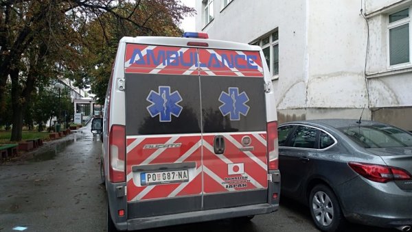 ТРАГЕДИЈА У АПАТИНУ: Погинула жена коју је ударило возило хитне помоћи ТРАГЕДИЈА У АПАТИНУ: Погинула жена коју је ударило возило хитне помоћи