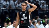 GROBARI ODUŠEVLJENO GLEDALI: Madar pogodio sa celog terena, ali... (VIDEO) GROBARI ODUŠEVLJENO GLEDALI: Madar pogodio sa celog terena, ali... (VIDEO)