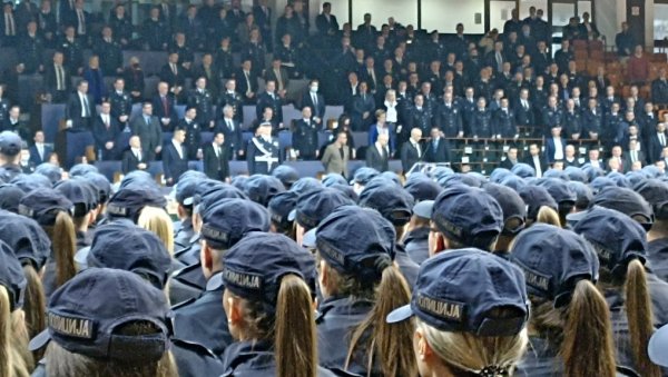 СВЕЧАНОСТ У НОВОМ САДУ: Промоција будућих полицајaца (ФОТО) СВЕЧАНОСТ У НОВОМ САДУ: Промоција будућих полицајaца (ФОТО)